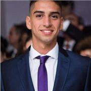 Profesor de Historia imparte clases a alumnos de todas las edades